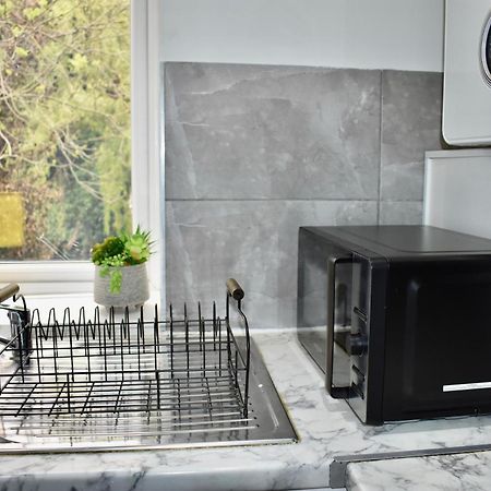 Luxury 2 Bedroom Apartment, Parking, Few Minutes Walk From Wembley Stadium Londen Buitenkant foto