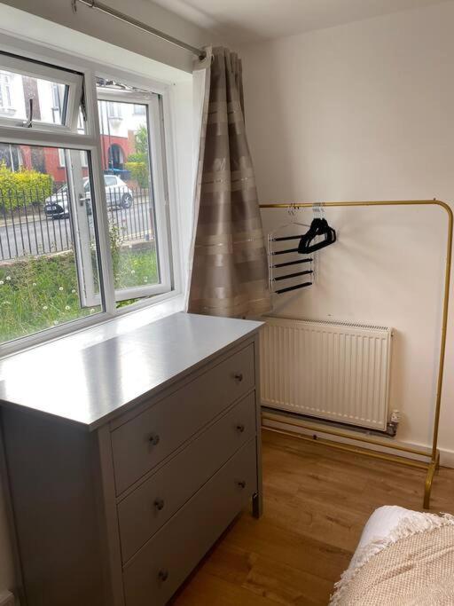 Luxury 2 Bedroom Apartment, Parking, Few Minutes Walk From Wembley Stadium Londen Buitenkant foto