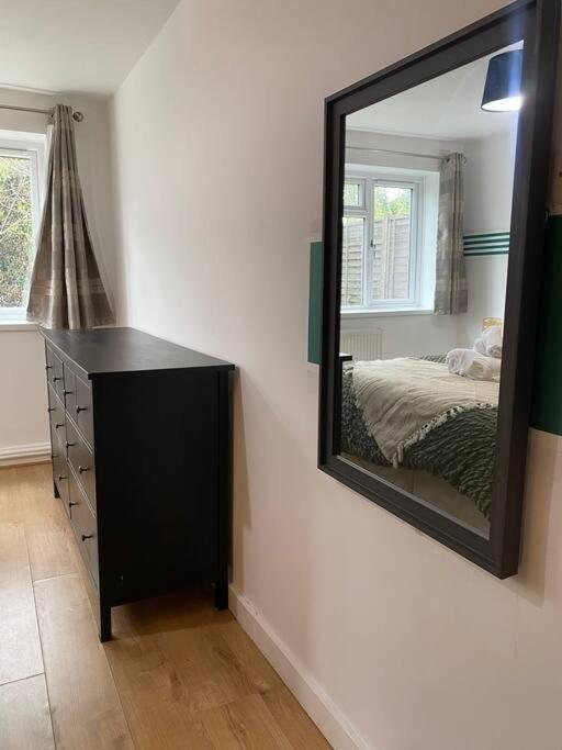 Luxury 2 Bedroom Apartment, Parking, Few Minutes Walk From Wembley Stadium Londen Buitenkant foto