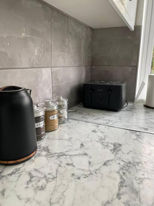 Luxury 2 Bedroom Apartment, Parking, Few Minutes Walk From Wembley Stadium Londen Buitenkant foto