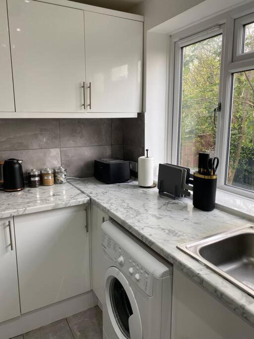Luxury 2 Bedroom Apartment, Parking, Few Minutes Walk From Wembley Stadium Londen Buitenkant foto